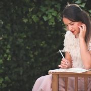 Me dedico al diseño de logotipos, web, diseño editorial
